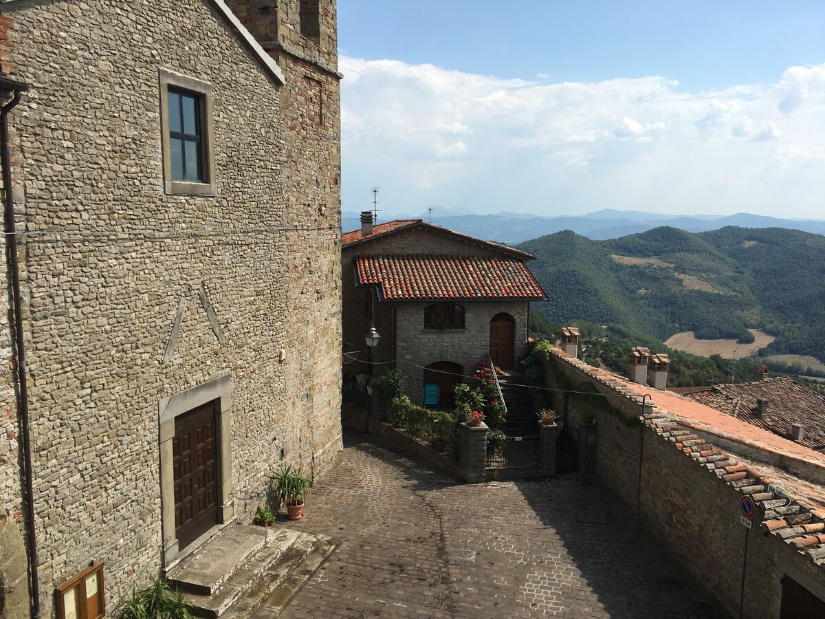 Casa "al Monte" -gialla