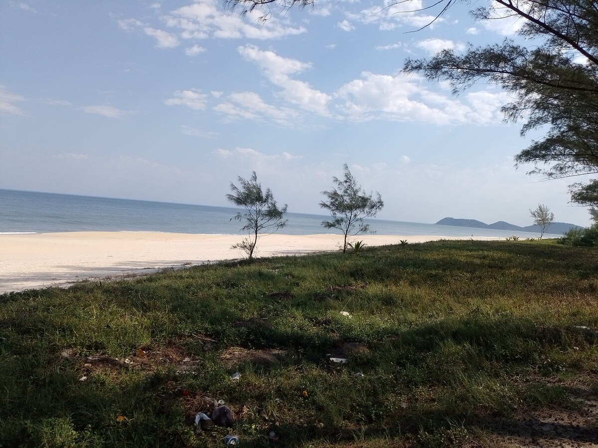 Hospede-se no paraíso em frente a praia de Jacone