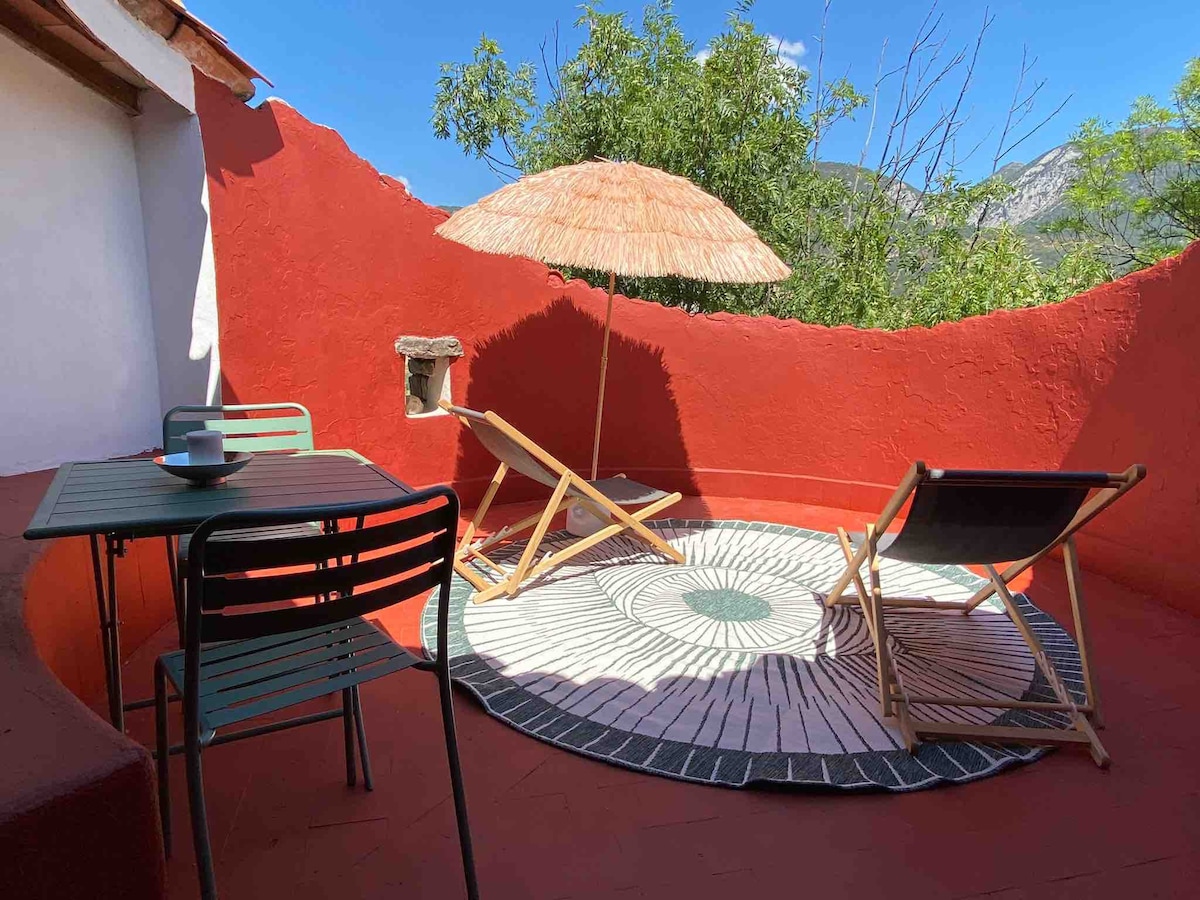 La Tour des Baronnies. Entrée et terrasse privées