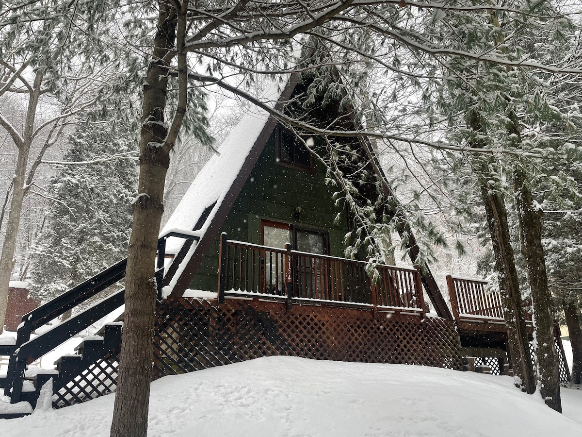 Cozy Pocono A-Frame with Hot Tub