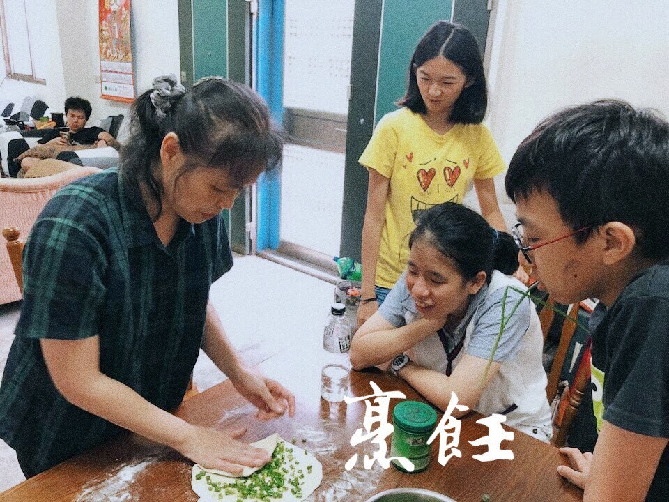 初露看過來！苗栗頭屋「帳篷民宿」觀星賞螢、看雲海，露營不用準備器材！DIY蔥油餅、含早晚餐。含充氣床