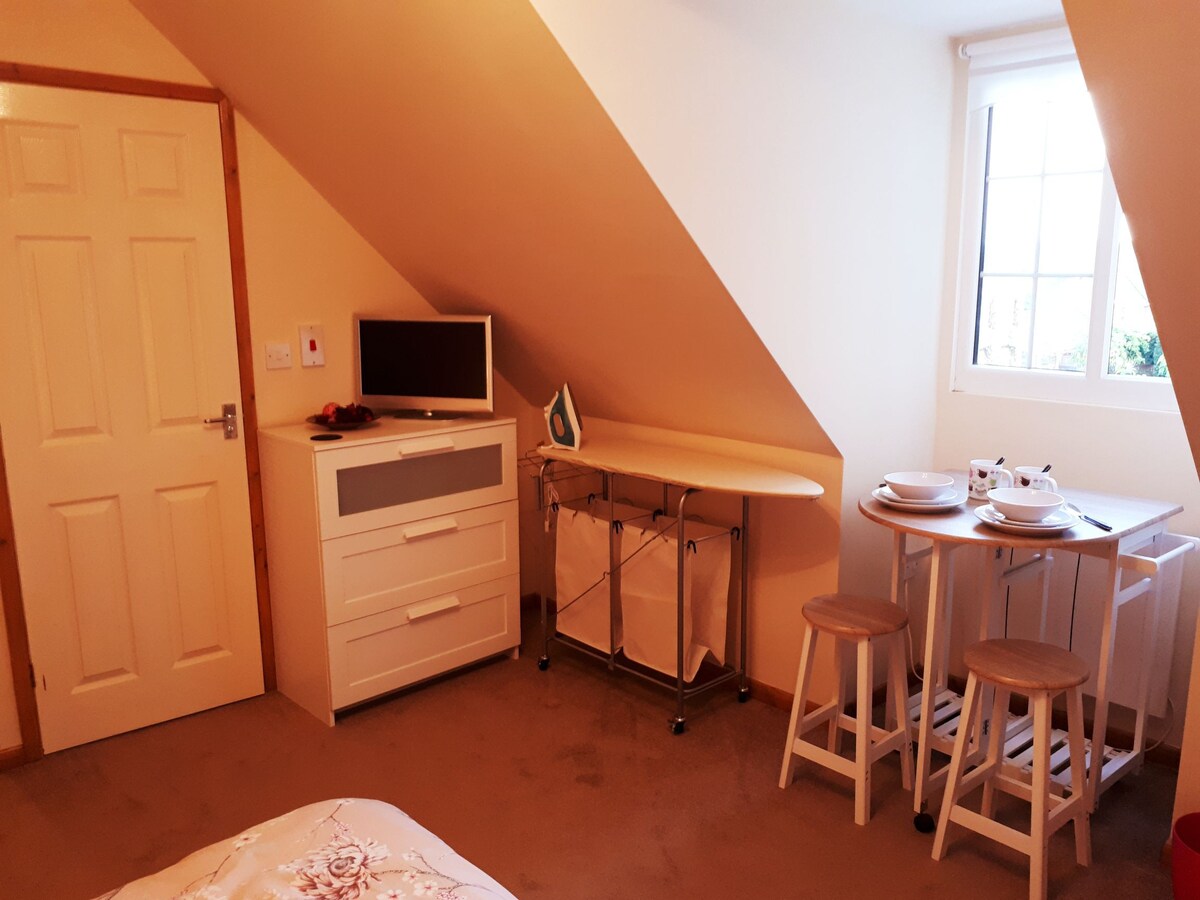 The Loft! Walking distance to Rushden Lakes!