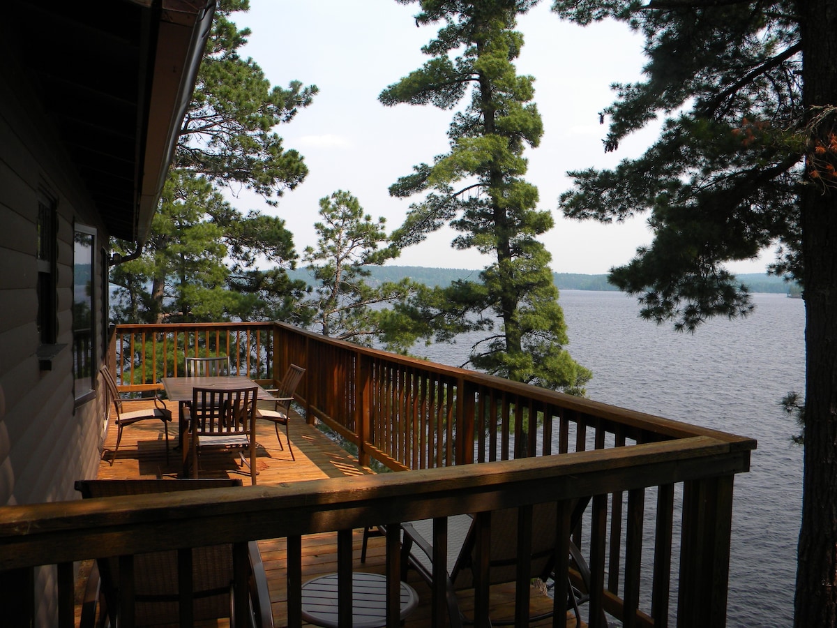 岩石上的小木屋，可欣赏鹤湖（ Crane Lake ）的鹰景观。
