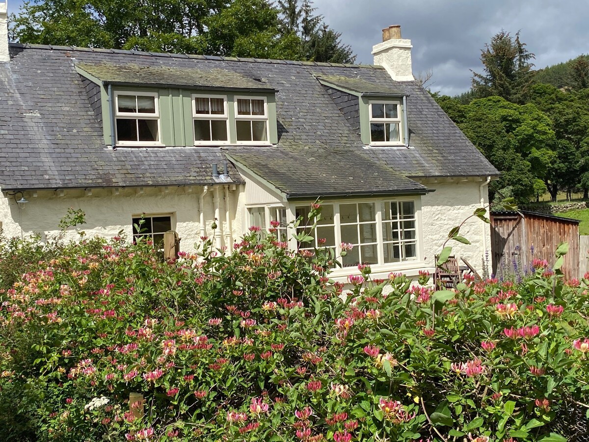 Brewlands Cottage, riverbank hot tub, Glenisla