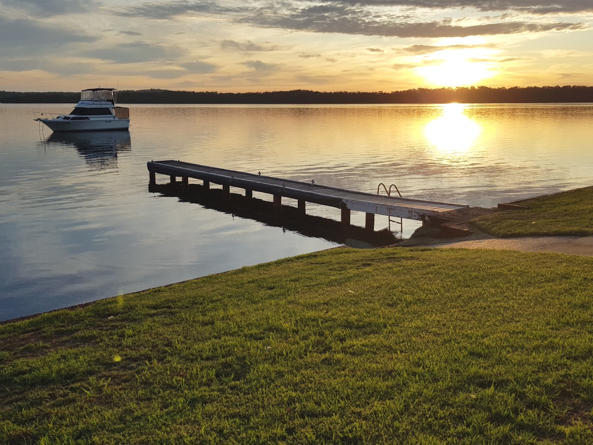 Sunshine On The Water Absolute Waterfront & Jetty