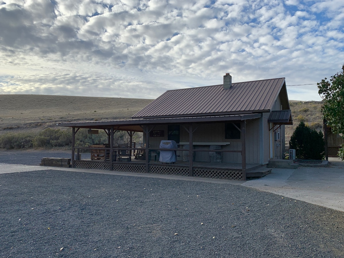 Pedersen Family Ranch的Rustic Cowboy Bunkhouse