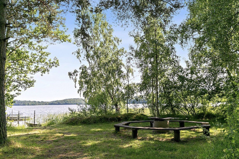 私人区域靠近湖泊的瑞典避暑别墅