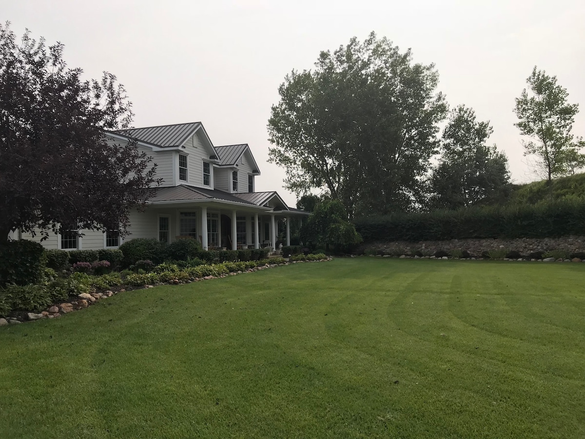 Sioux City, IA Farmhouse