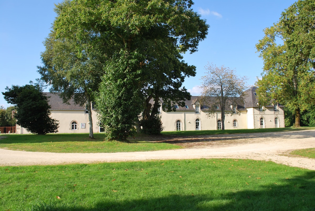 马内瓦兰花公寓（ Domaine de Manehouarn Apartment ）