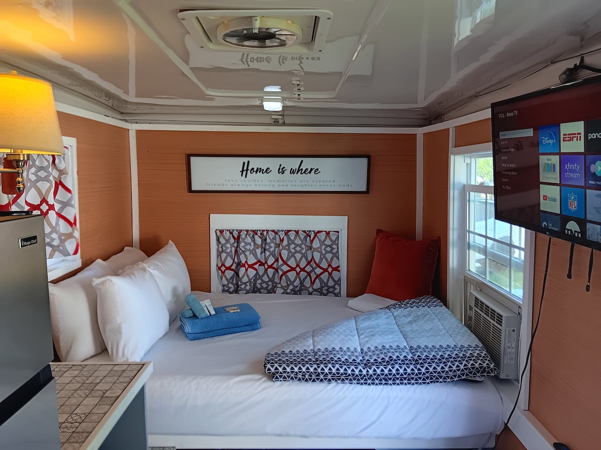 The Tiny House at Belmont Park | 5 mins to Airport