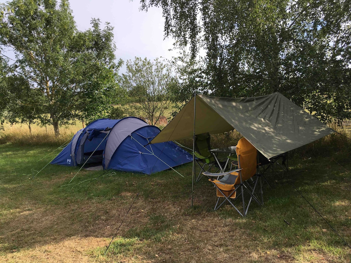 一个设备齐全的4个小帐篷