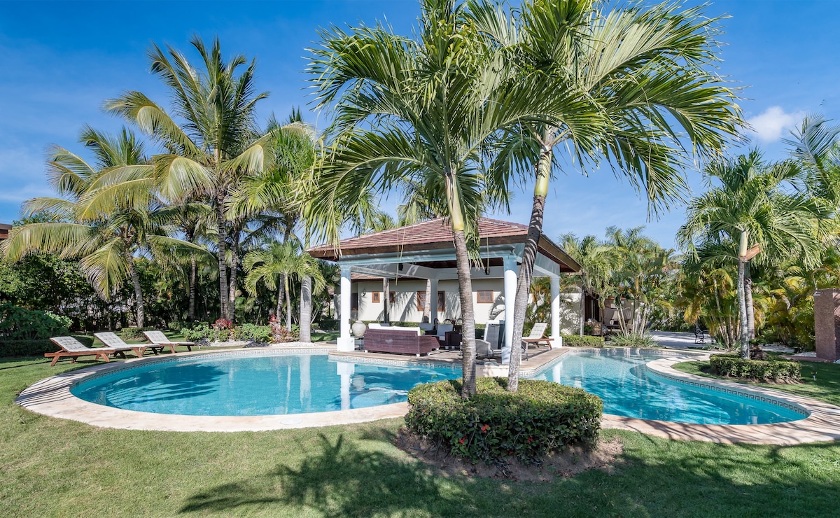 Cocotal Mansion: Two villas w/ pools, gym & staff