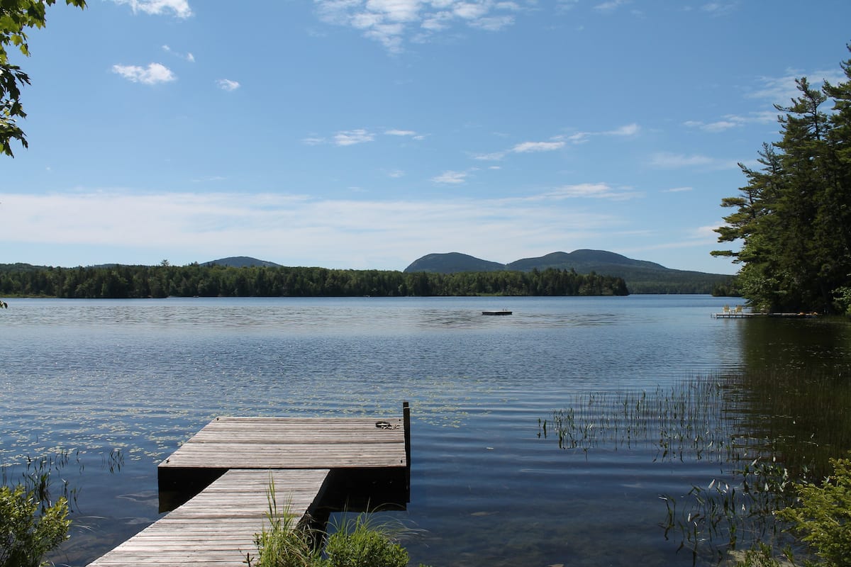 Waterfront Cottage with Panoramic Mountain Views!