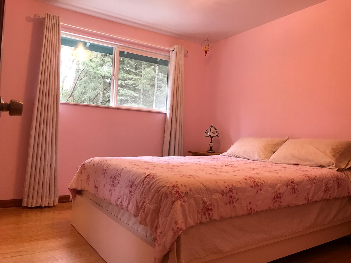 大学城universityplace民居里的独立房间温馨粉色房间请接种新冠肺炎