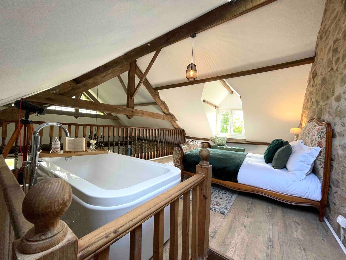 Wishing Well Cottage-Romantic getaway with hot tub