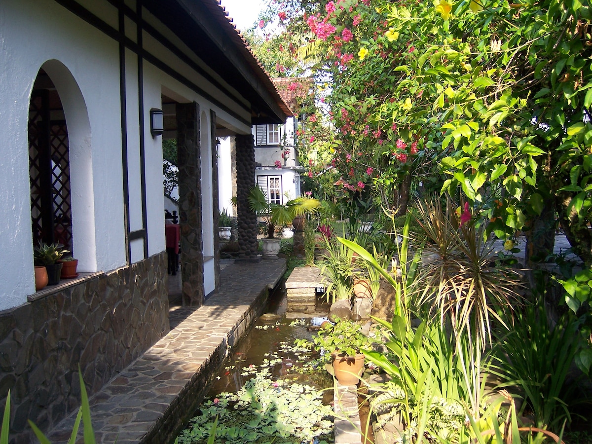 Adams Homestay Family Bungalow