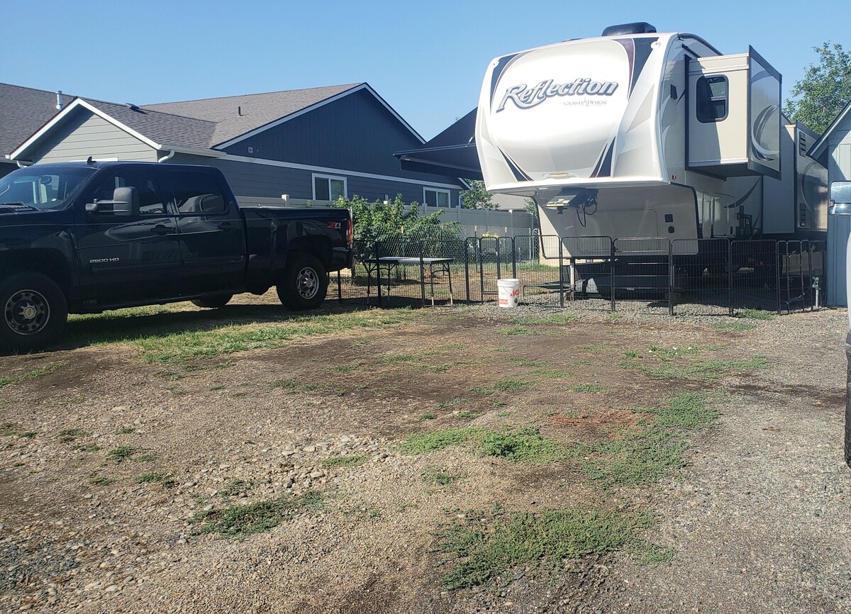 RV site Full H/U, quiet near grocery, restaurants