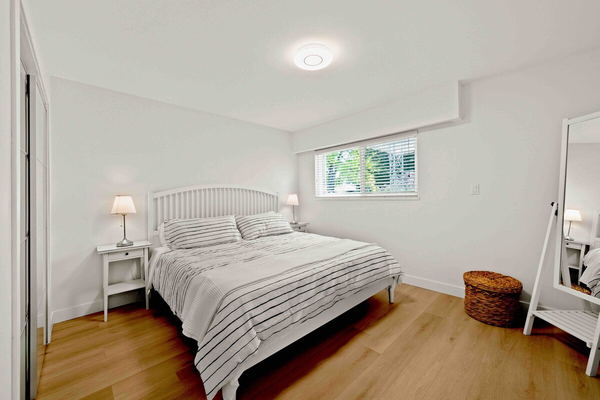 Upstairs master bedroom with King-size Bed