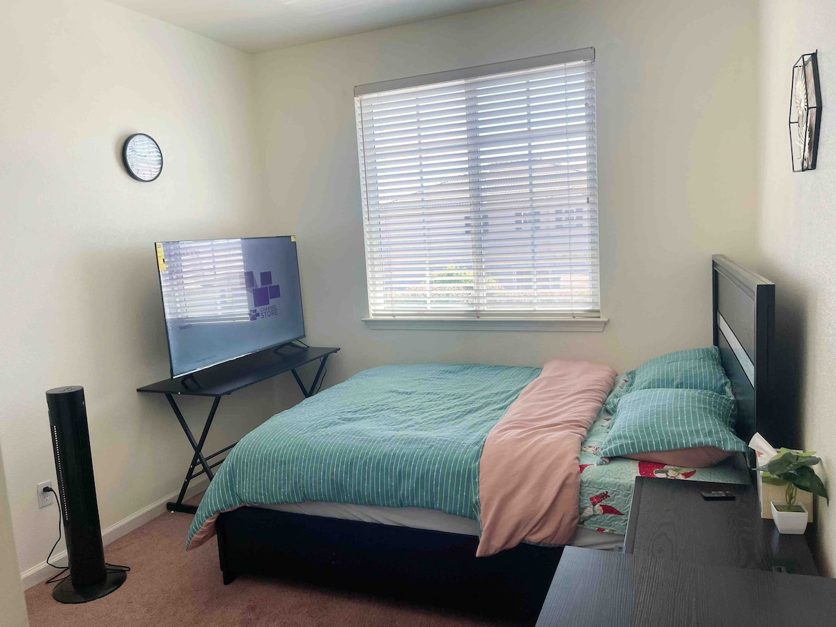 Clean and quiet bedroom with 55"TV Shared bathroom