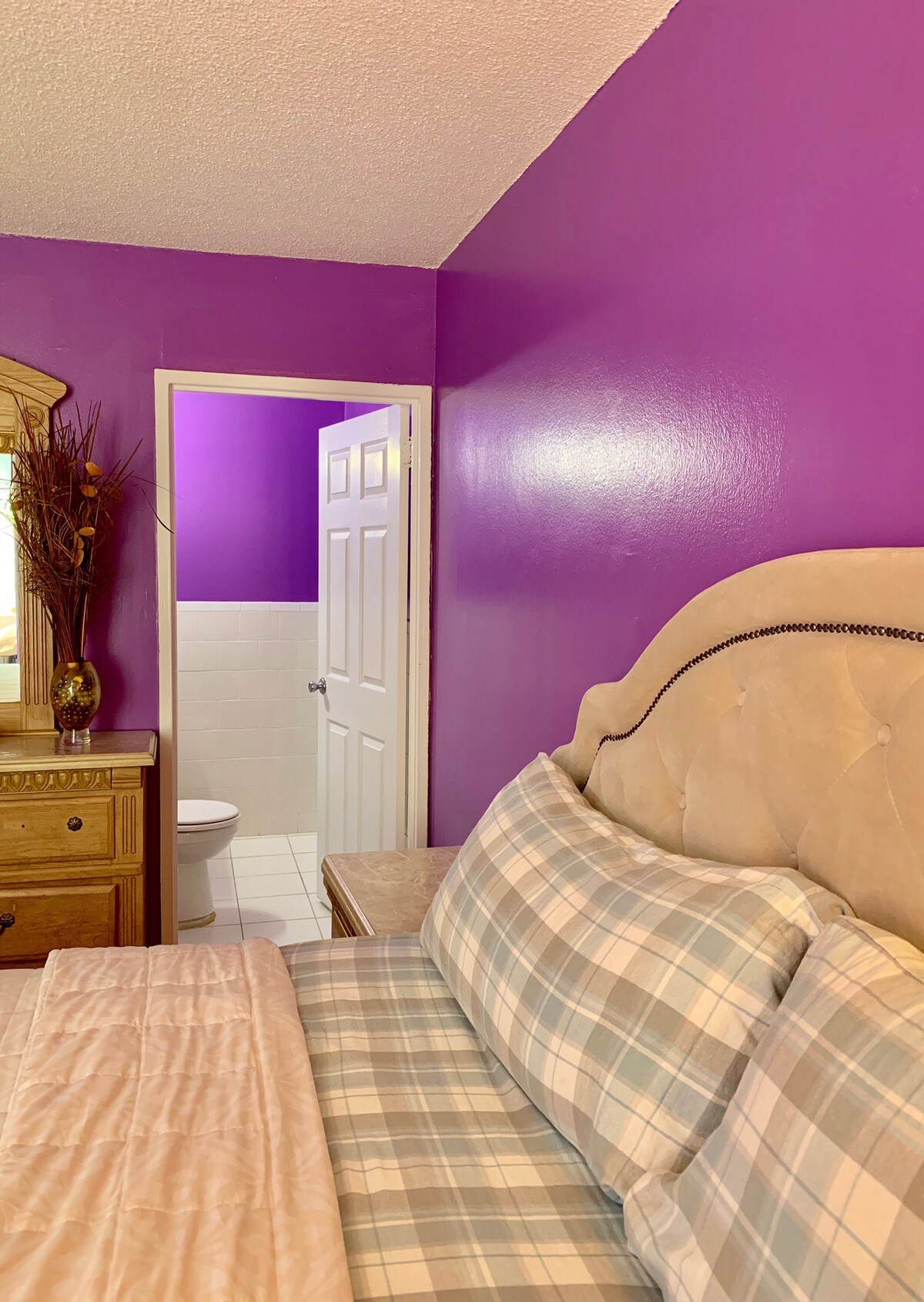 宽敞的卧室/加大双人床/半浴室/安静空间。