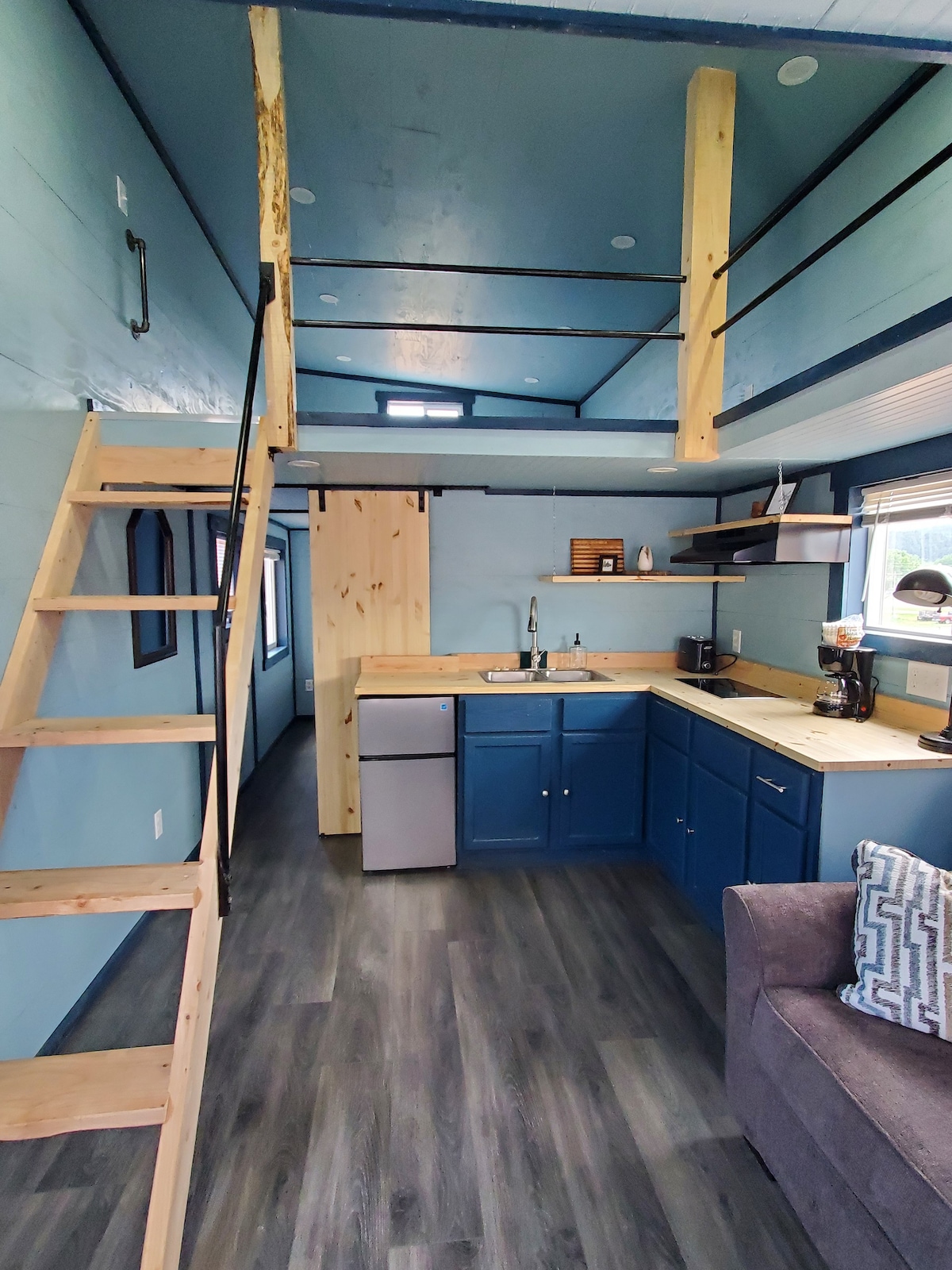 Peaceful Blue Tiny House at foot of Black Hills