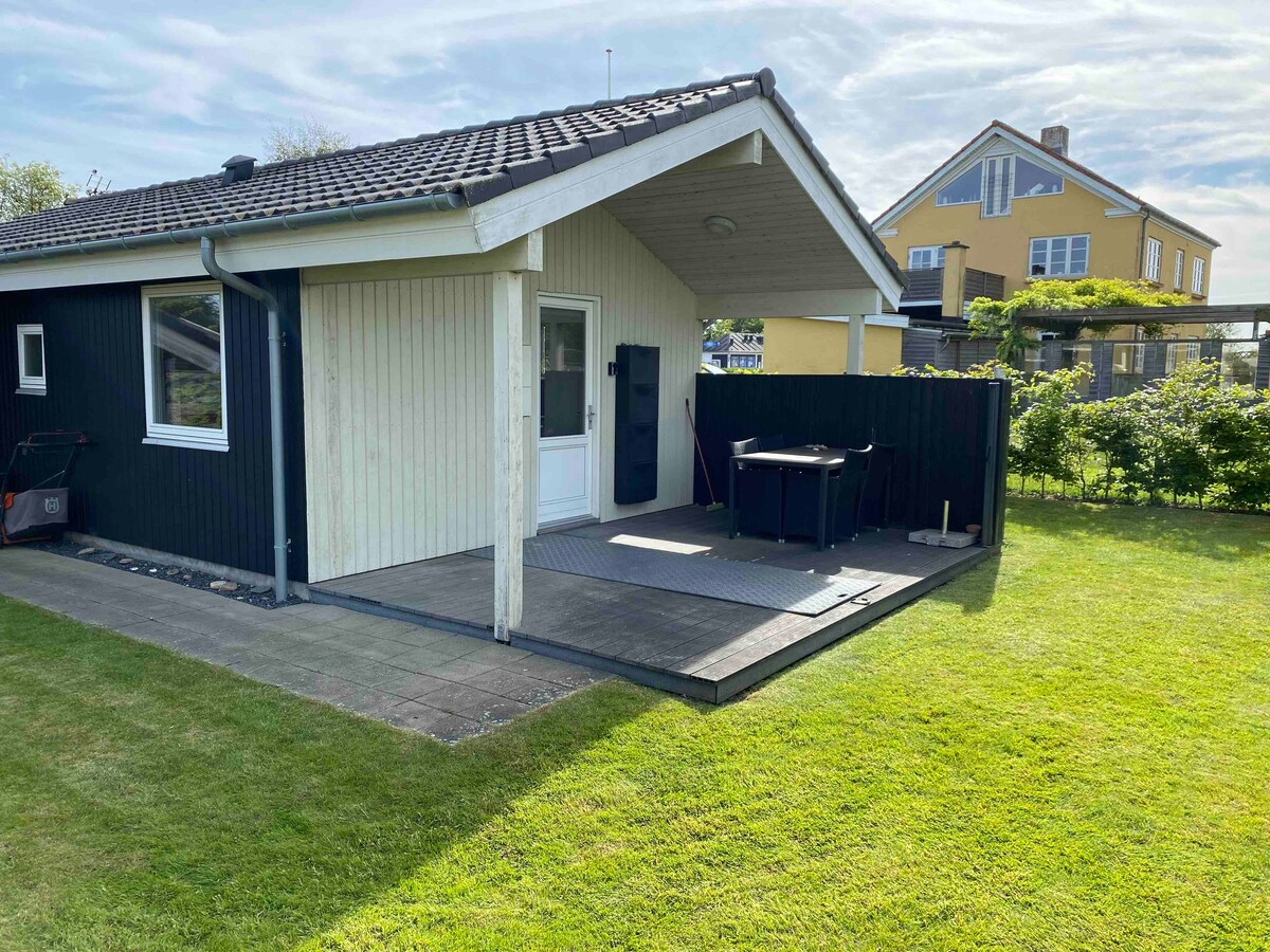 Lækkert sommerhus med kort afstand til badestrand.