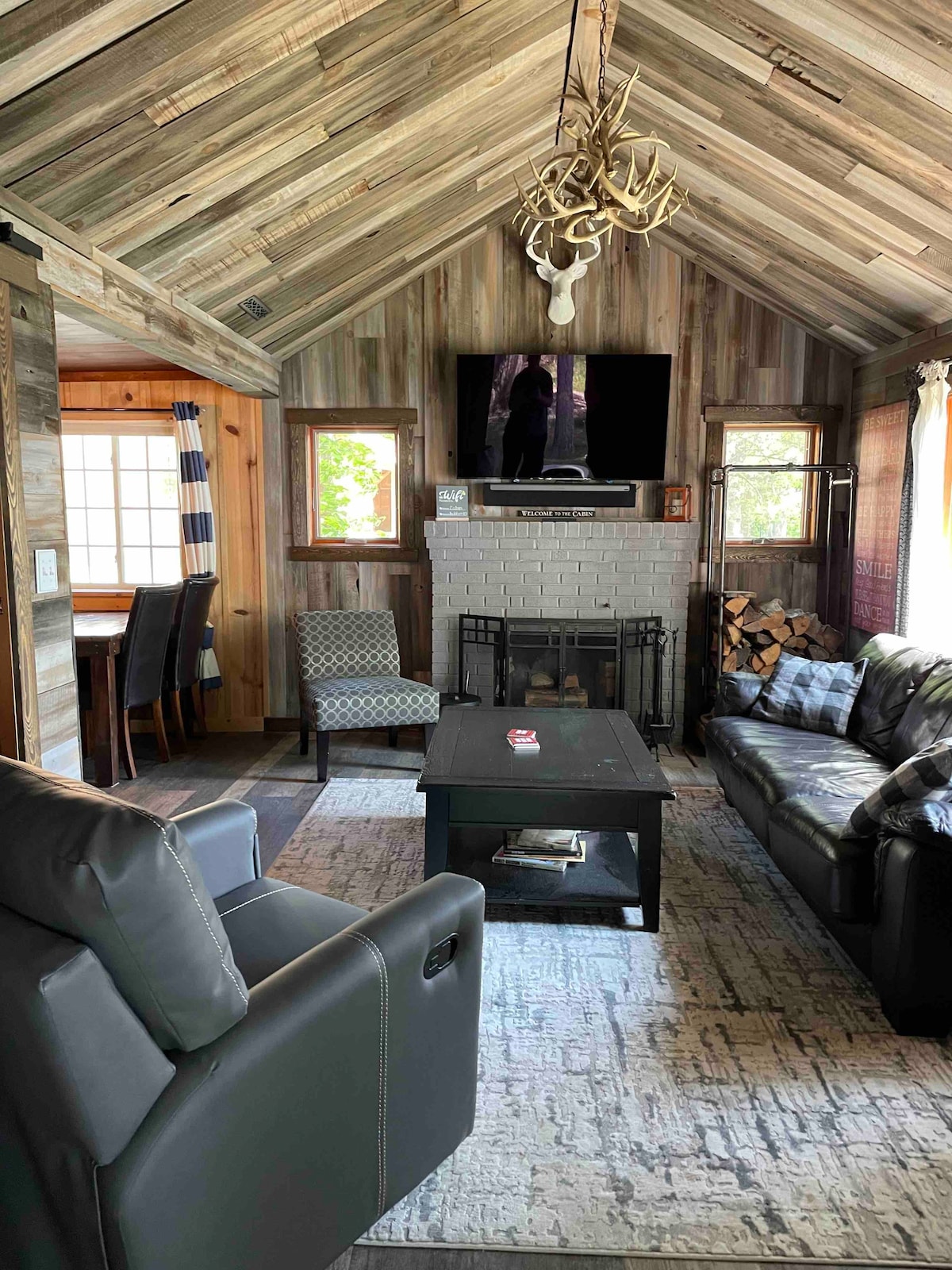 Cozy red cabin on Briggs Lake Chain w/ boat house