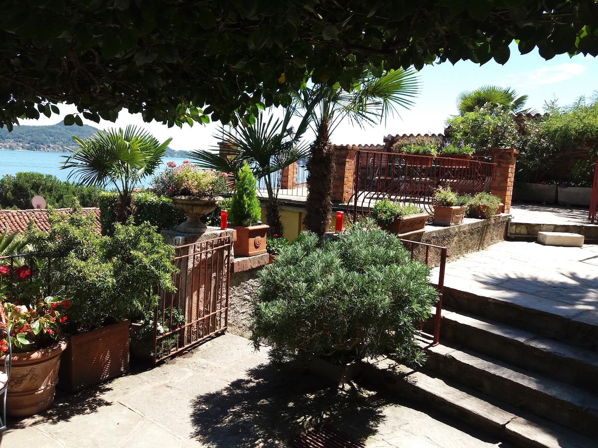 带露台的花园公寓Solcio湖景