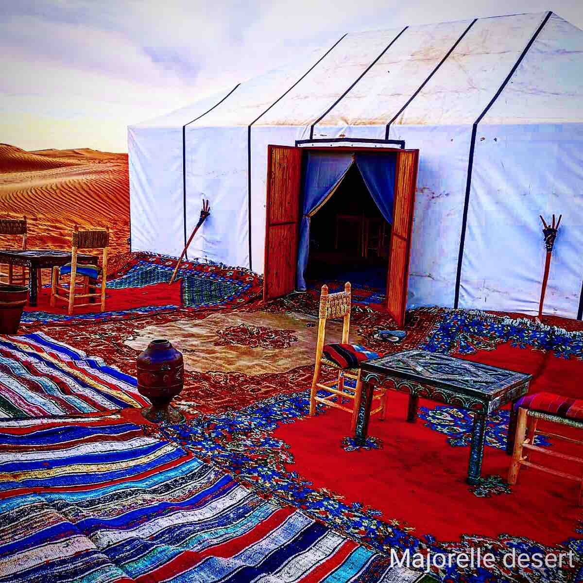 令人愉快的沙漠帐篷