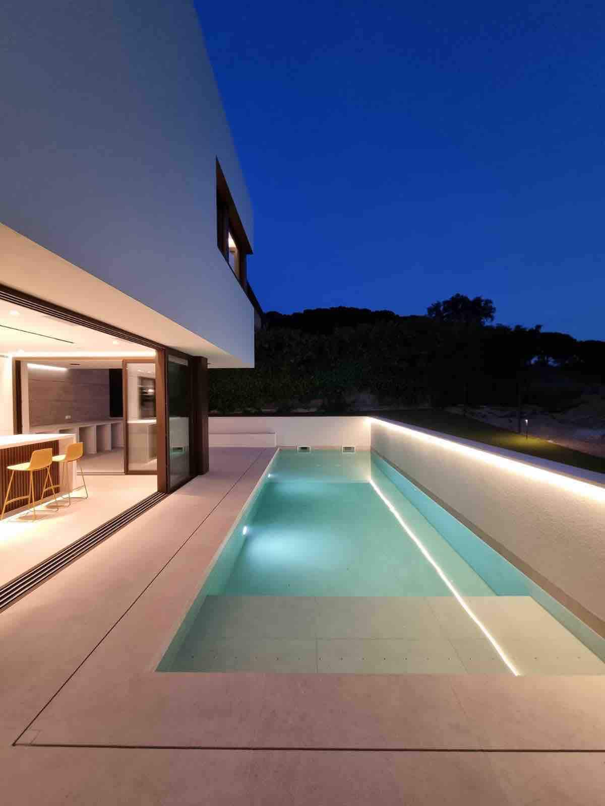 带泳池的迷人设计别墅（建于2022年）