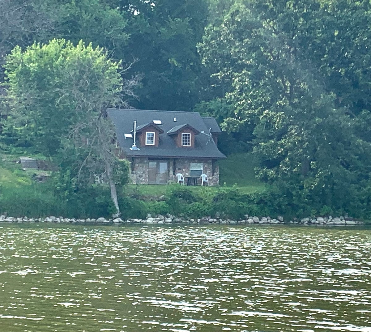 僻静湖泊上的私人小木屋