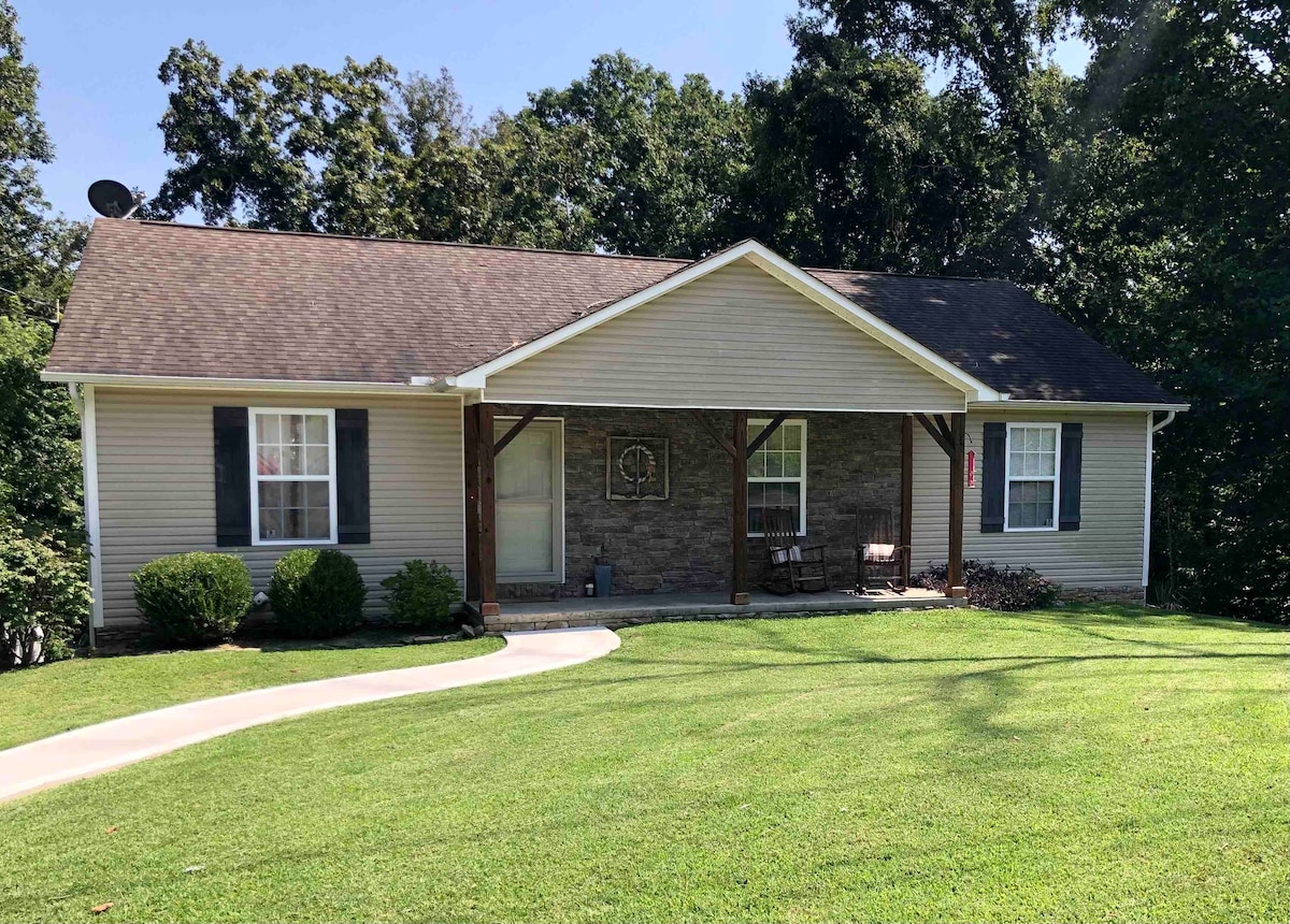 Cheerful 3 bedroom home with outdoor dining