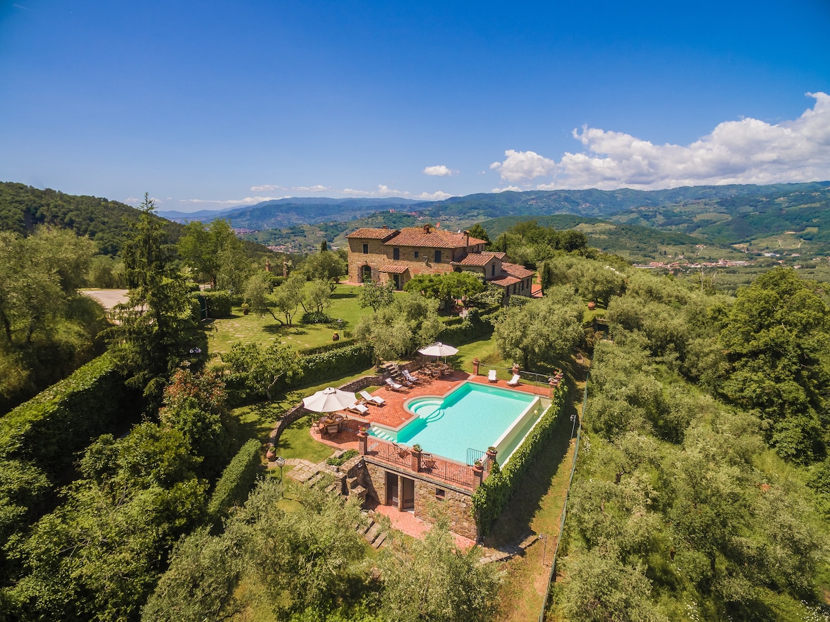 Luxury Tuscan villa with exclusive pool