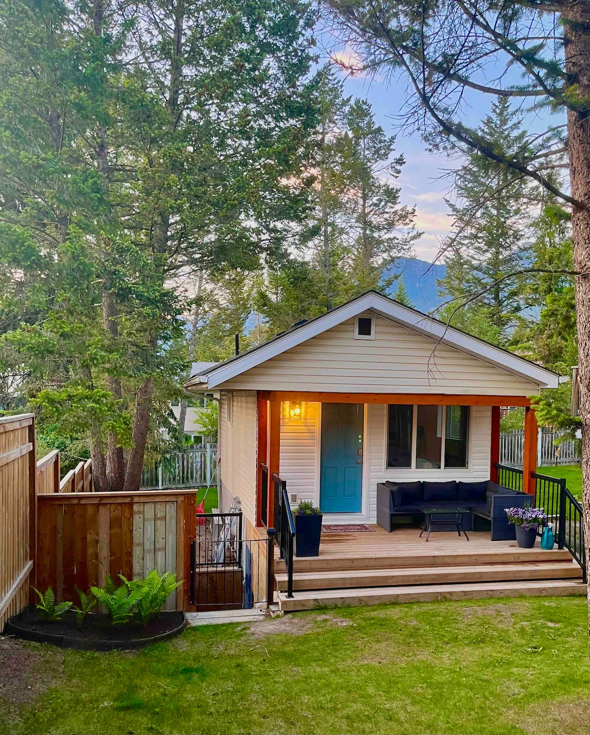 Fully Renovated Private Cabin in Radium!