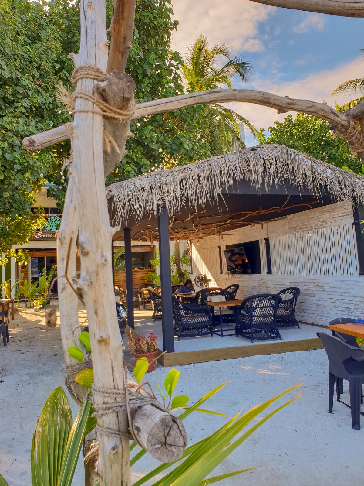 Maafushi Island Treehouse @ Seven & Restaurant