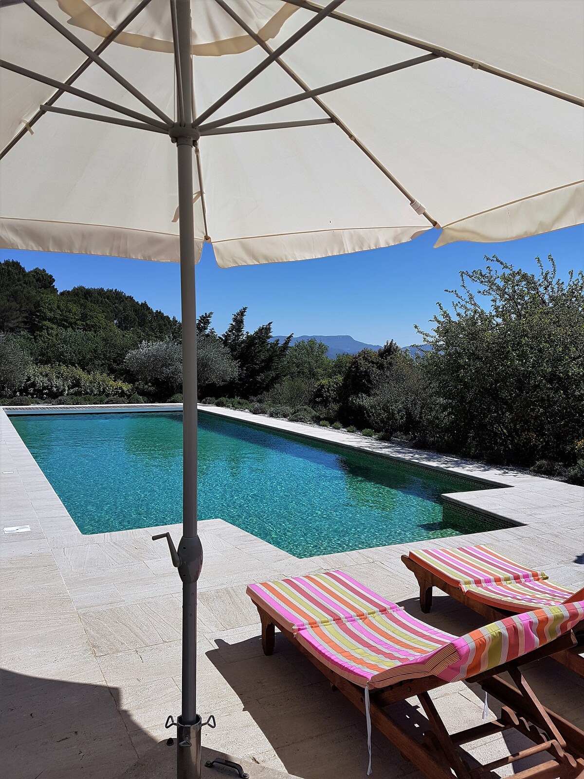 Les Muriers是一个宁静的度假胜地，可欣赏泳池景观