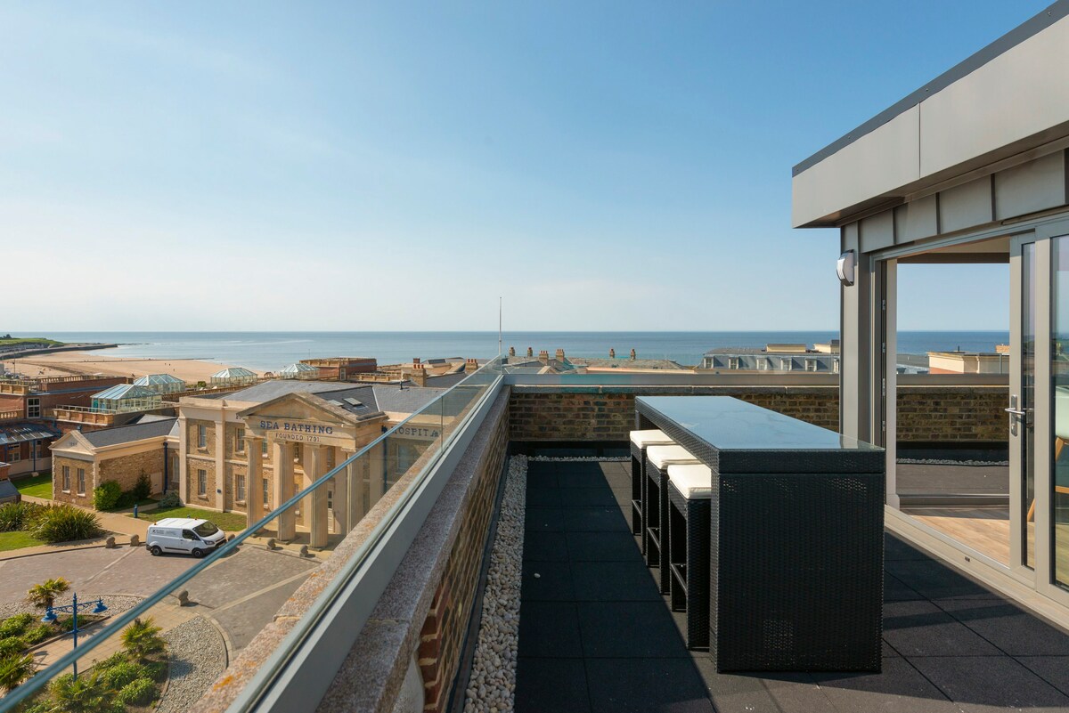 Gorgeous Rooftop Apartment with Stunning Panoramic Sea Views
