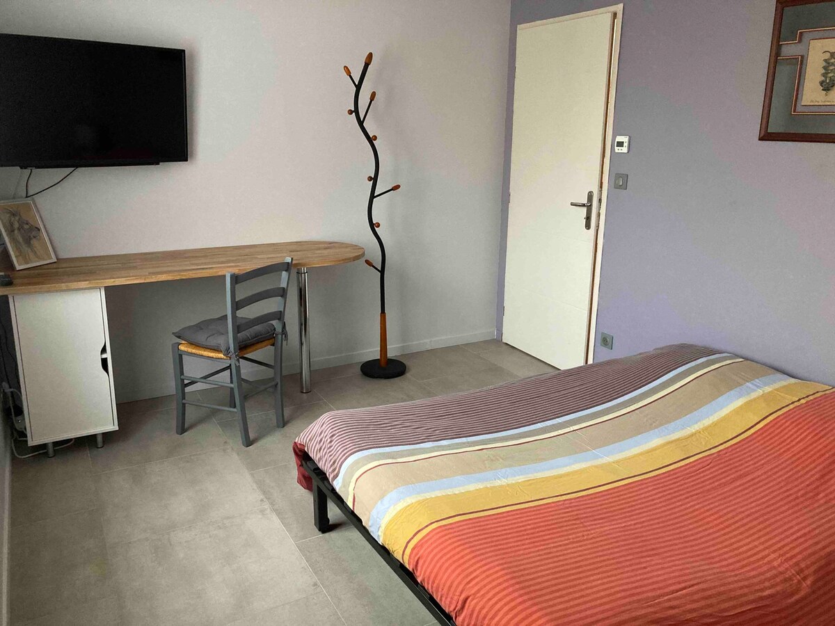 卧室和私人淋浴间位于一楼，距离Auxerre 3公里。