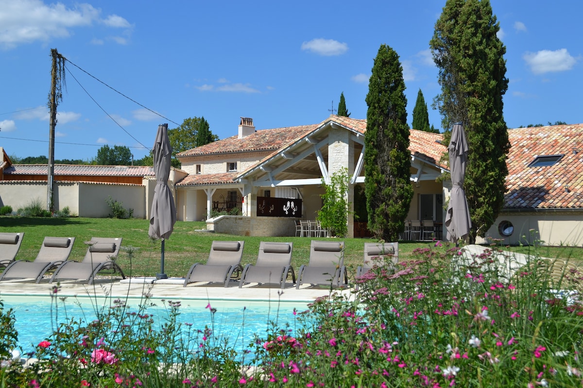 Gîte "Loukia"  11 pers. et piscine en Périgord