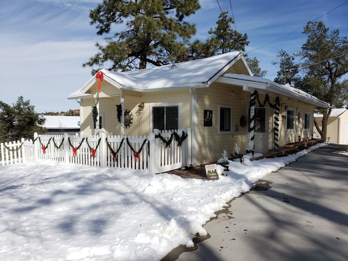 Cheerful 2 bedroom cottage close to Thumb Butte and Downtown
