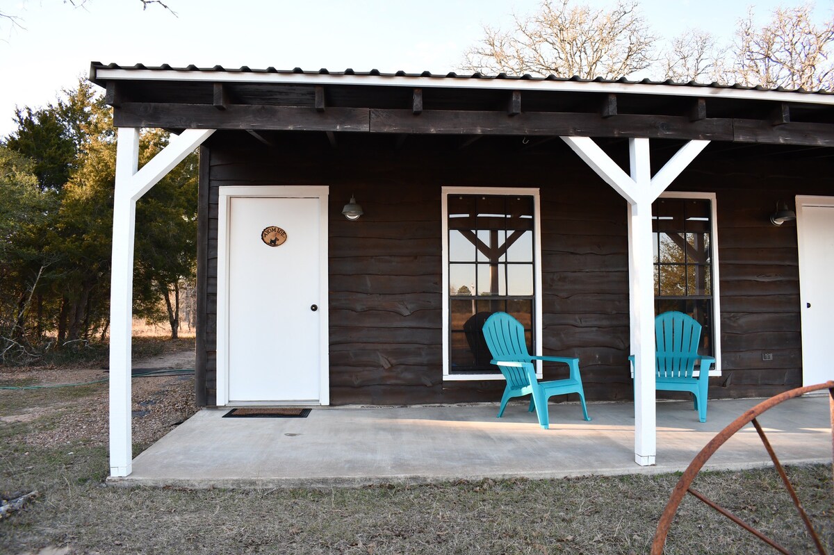 Pet-friendly Private Cabin Studio near Roundtop TX