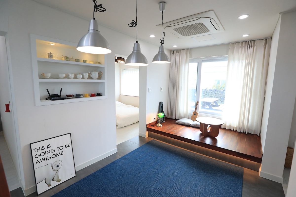 （ E-room byeodang ） Aewol ，济州私人住宅，情侣旅行， 2-4人住宿，
庭院膳宿公寓、Gamseong膳宿、家庭膳宿、泳池住宿