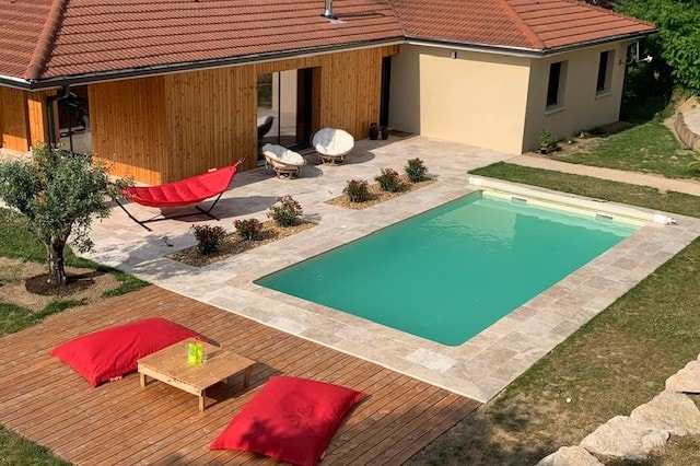 里昂附近美丽的别墅，设有恒温游泳池