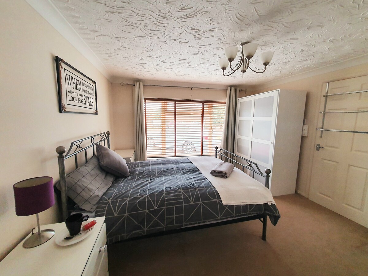 1 double bedroom 1 guest quiet area Milton Keynes