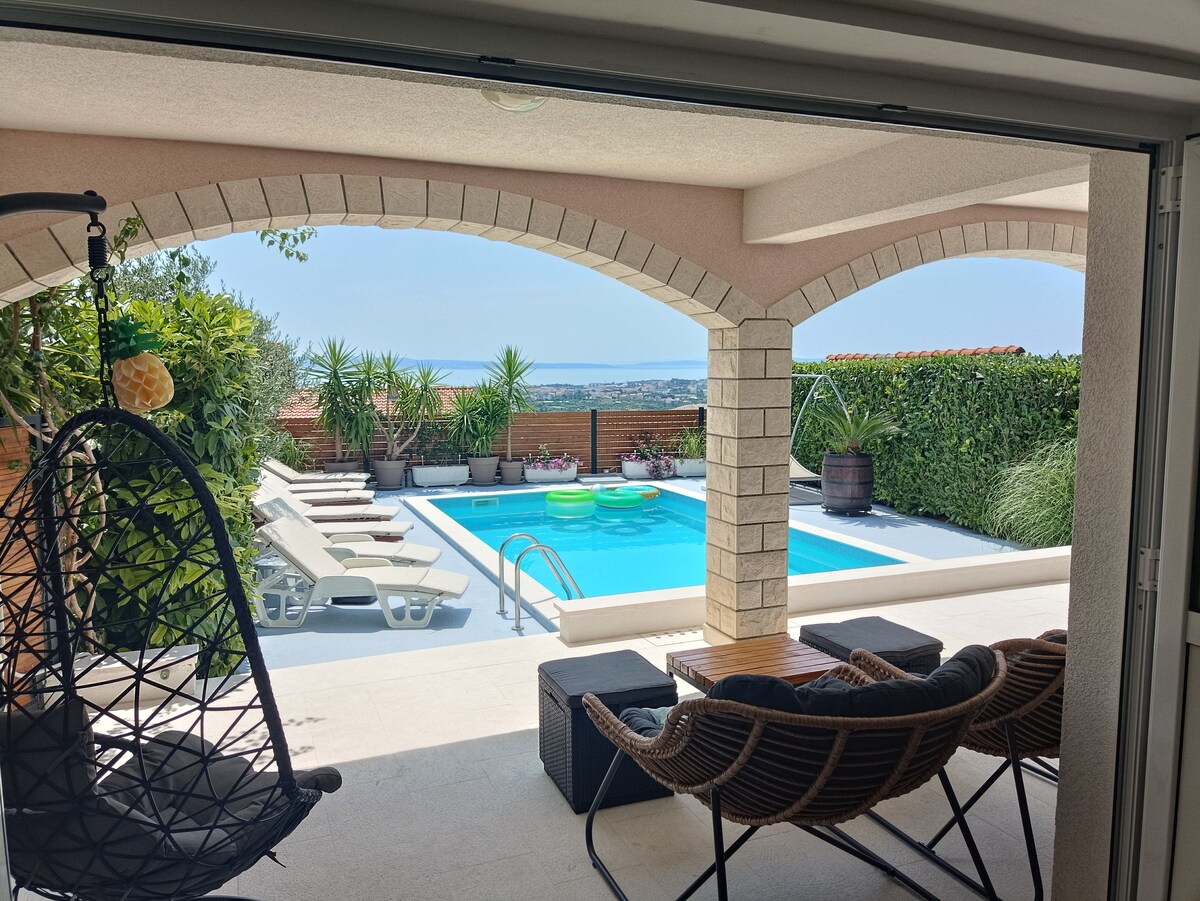 Villa, pool, magnificent view, terraces, billiards