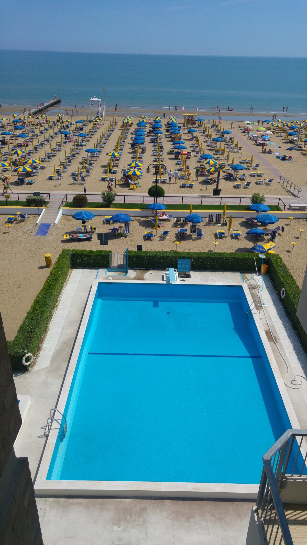 Lido est ，两室公寓，配有游泳池和海滩。