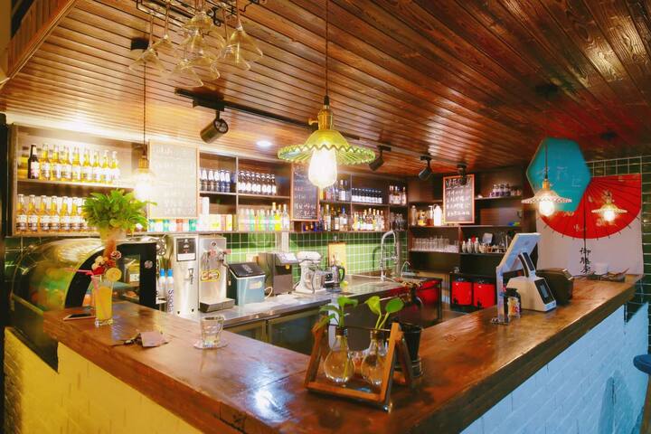 慢生活小酒馆民谣民宿/昙华林/拍照/轻音乐/桌游/投影/长江大桥