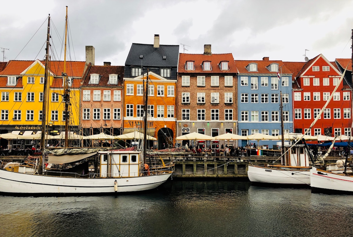 标志性的Nyhavn运河上的双卧室公寓