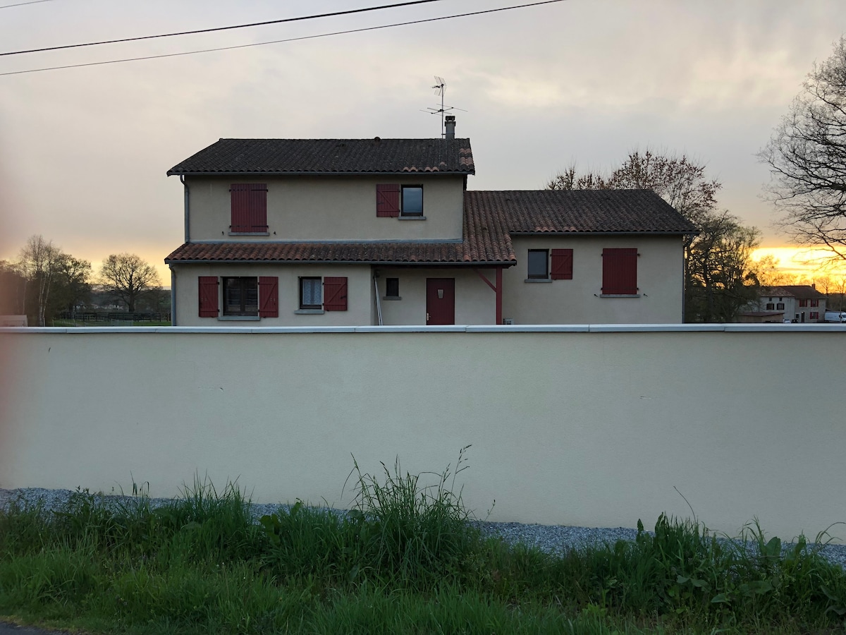 Maison familiale individuelle à : Bellac, france