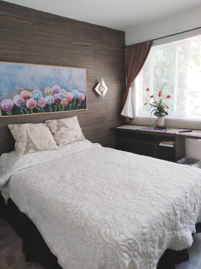 Studio / bedroom, nice, well lit and comfortable